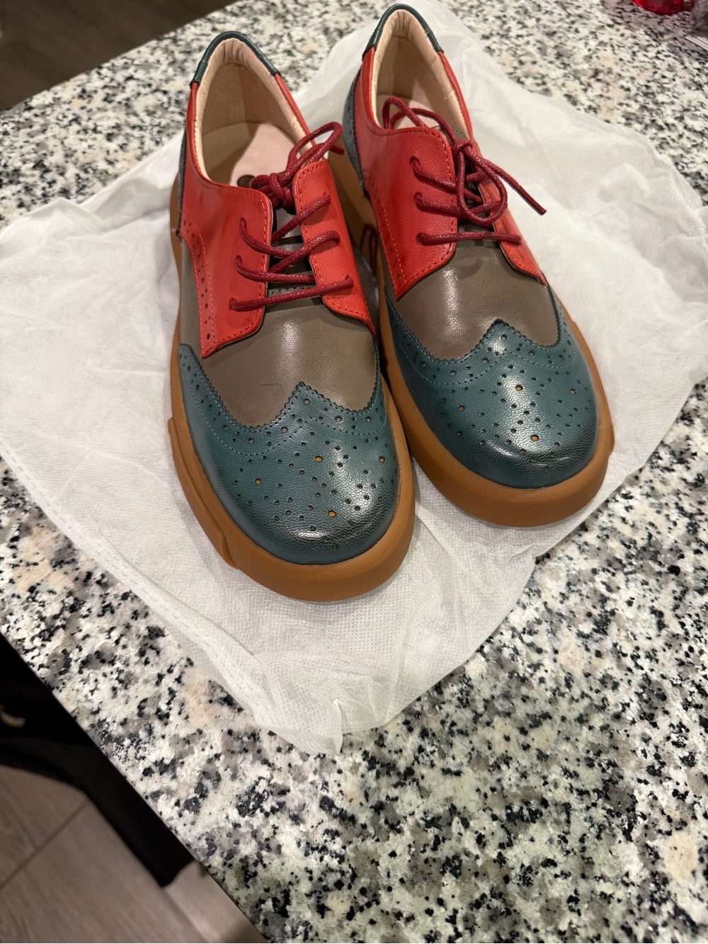 Dwarves Women’s Wingtip Oxfords & Tie flat